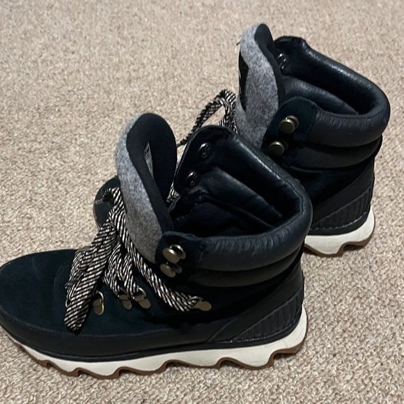 Women’s Sorel Black and Gray Lace-Up Boots 7 Narrow - Picture 6 of 8